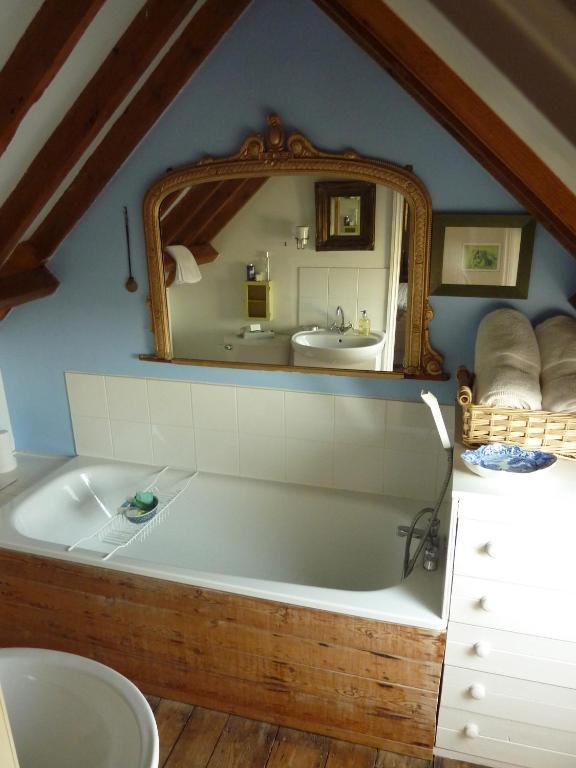 St Benedicts Byre B&B 크로우허스트 객실 사진